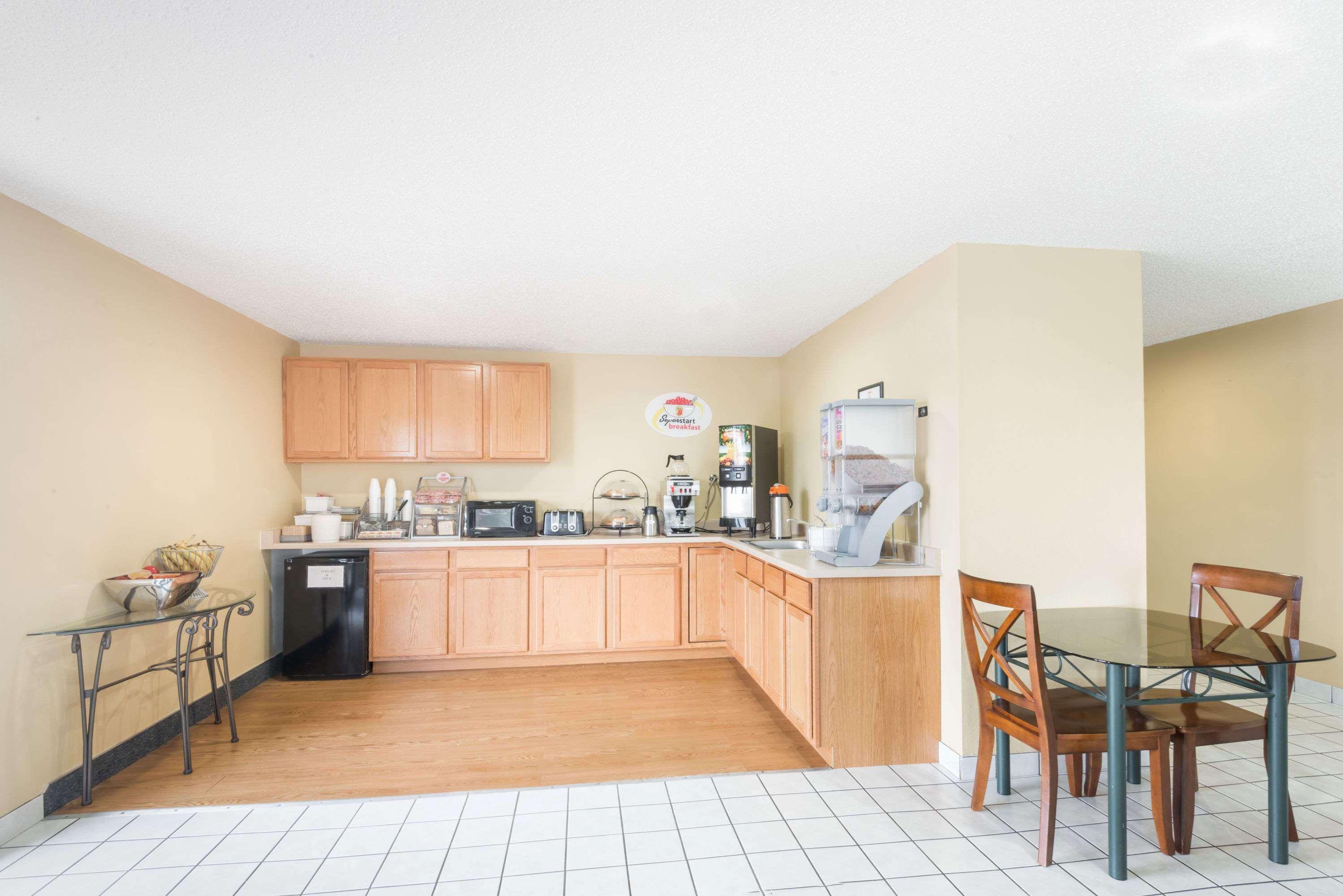 Super 8 By Wyndham Florence Co Bagian luar foto