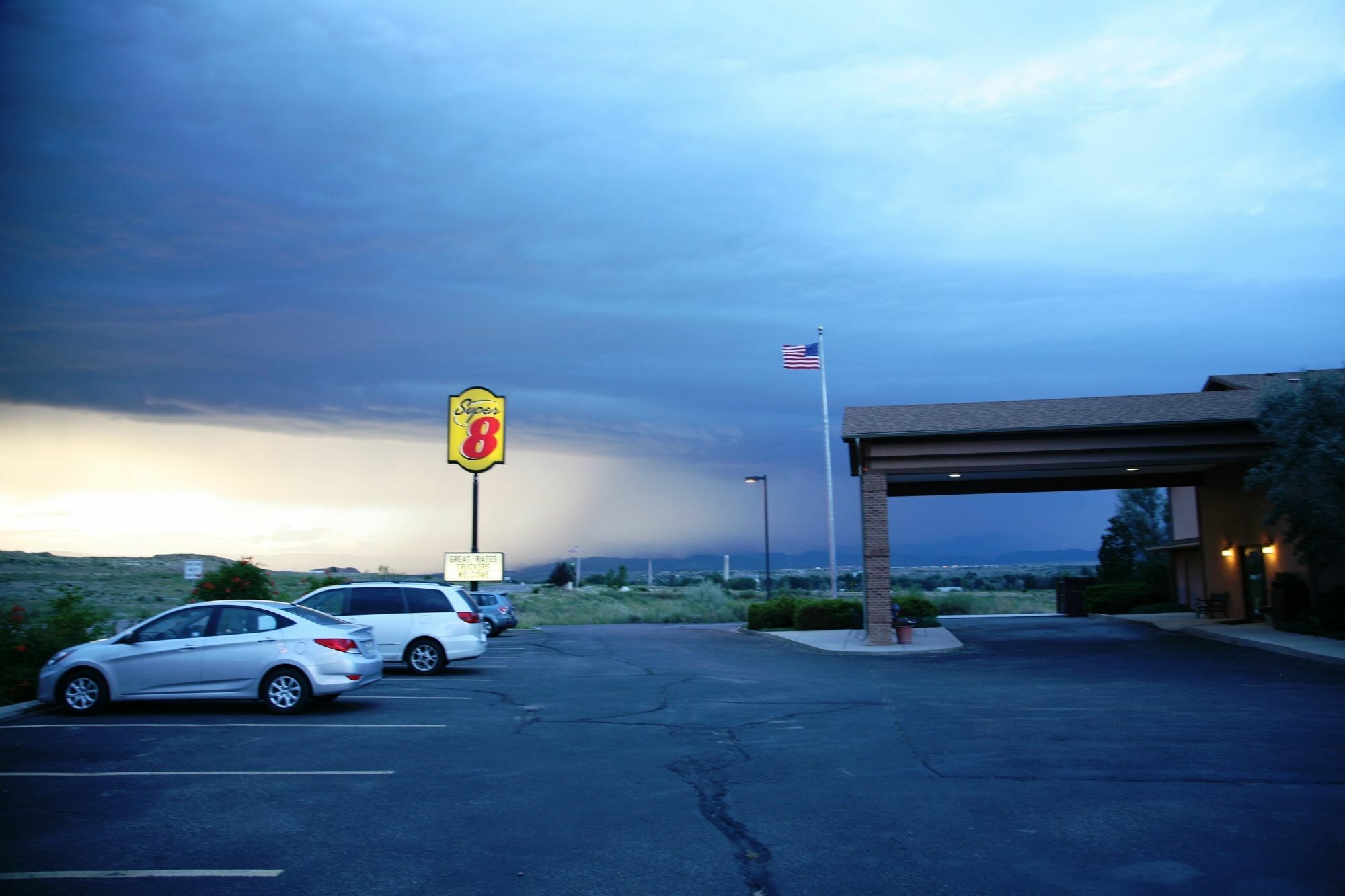 Super 8 By Wyndham Florence Co Bagian luar foto